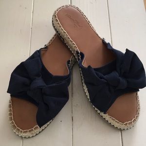 Universal Thread Bow sandals